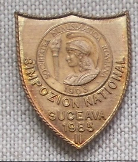 Insigna SNR Simpozion Nat. de Numismatica Suceava 1985
